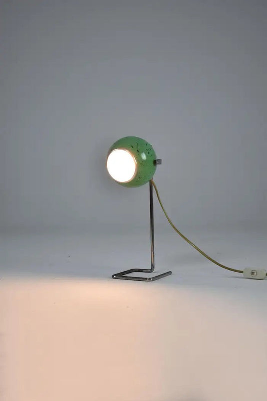 Lampe de bureau vintage italienne Spirit Gallery des années 1970, abat-jour sphérique vert moucheté réglable sur pied chromé.