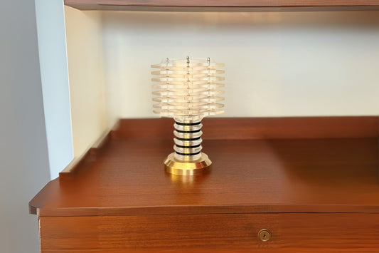 Lampe de table moderniste italienne vintage Spirit Gallery en Lucite et laiton, abat-jour architectural en lames de Lucite superposées, base et tige cannelées en laiton poli.