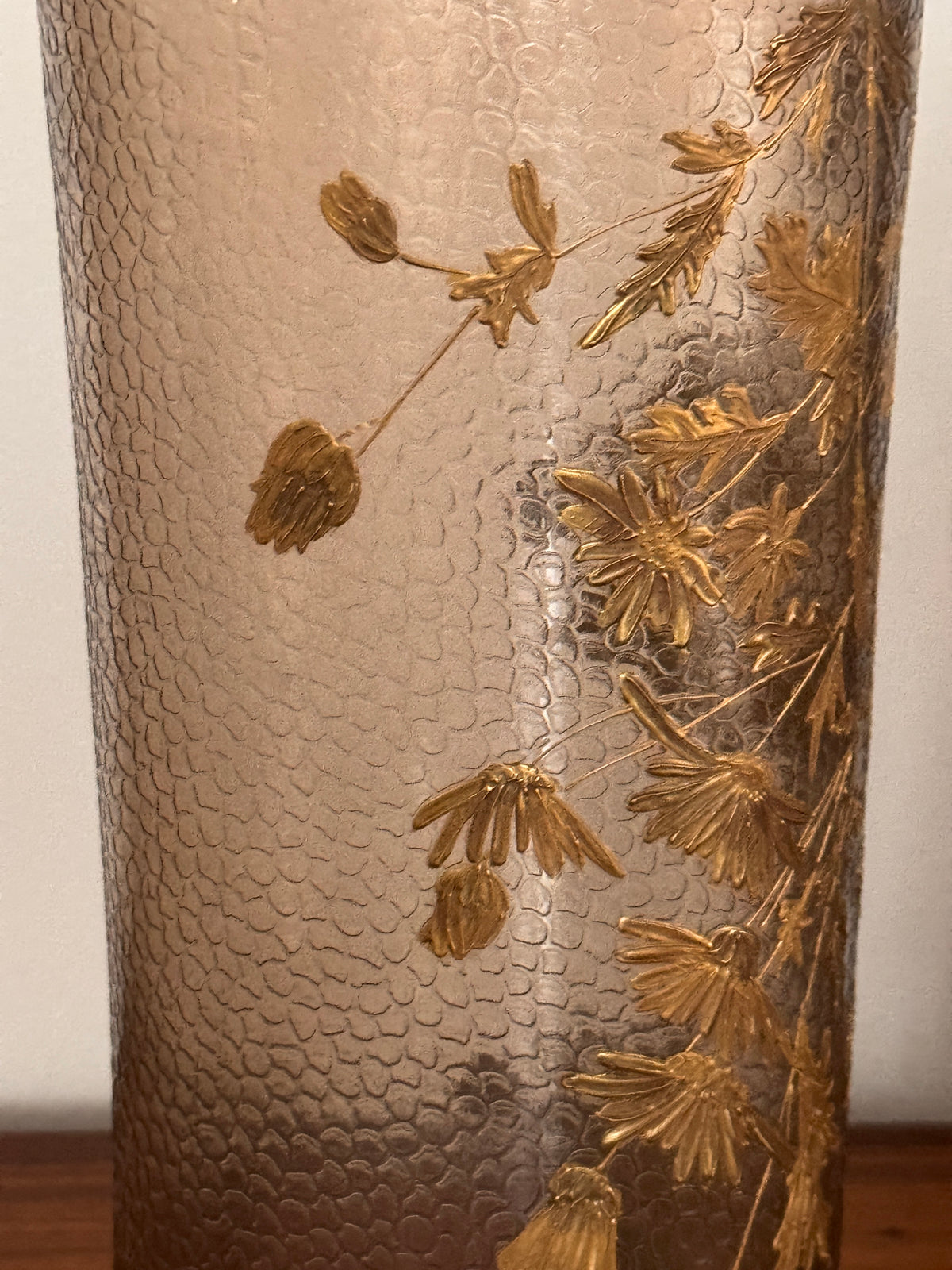 Vase Art Nouveau Français en Verre Soufflé Floral Doré Martelé, Legras, 1900s