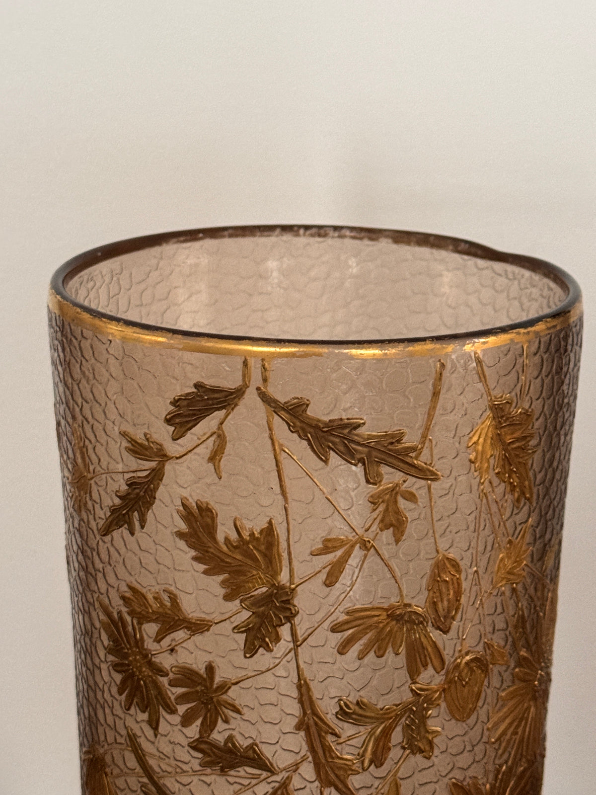 Vase Art Nouveau Français en Verre Soufflé Floral Doré Martelé, Legras, 1900s