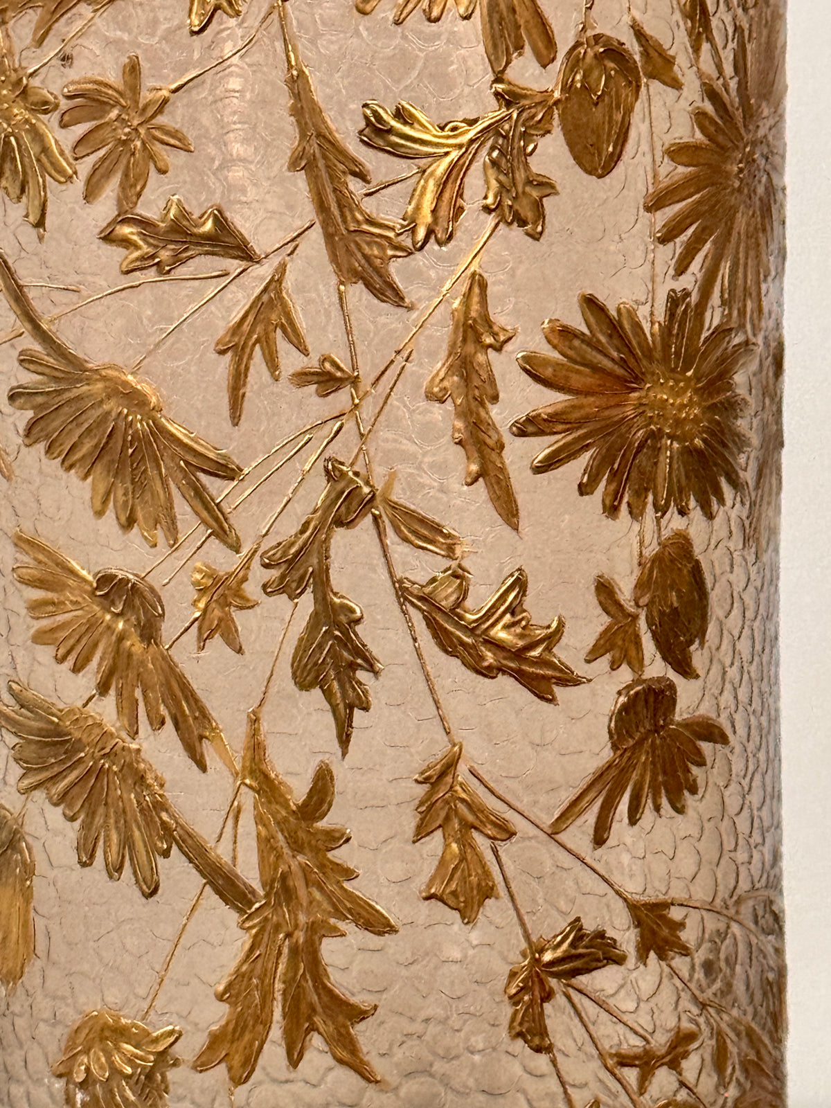 Vase Art Nouveau Français en Verre Soufflé Floral Doré Martelé, Legras, 1900s