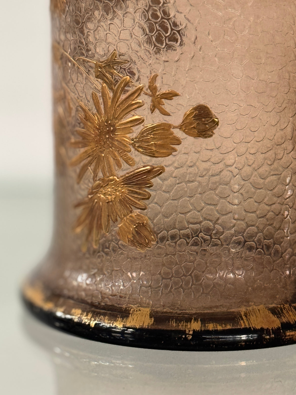 Vase Art Nouveau Français en Verre Soufflé Floral Doré Martelé, Legras, 1900s