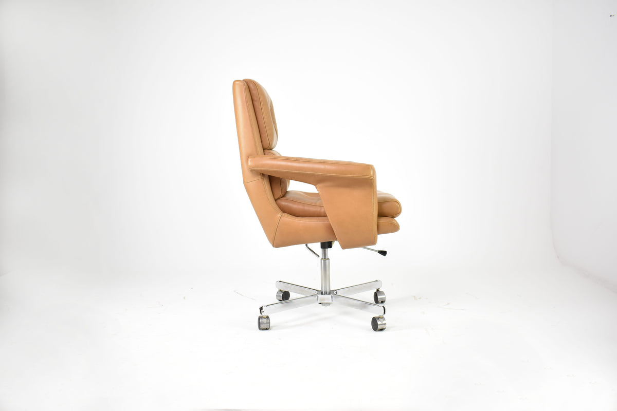Side view of camel leather executive chair attributed to Raphaël Raffel, chrome swivel base, France, 1970s