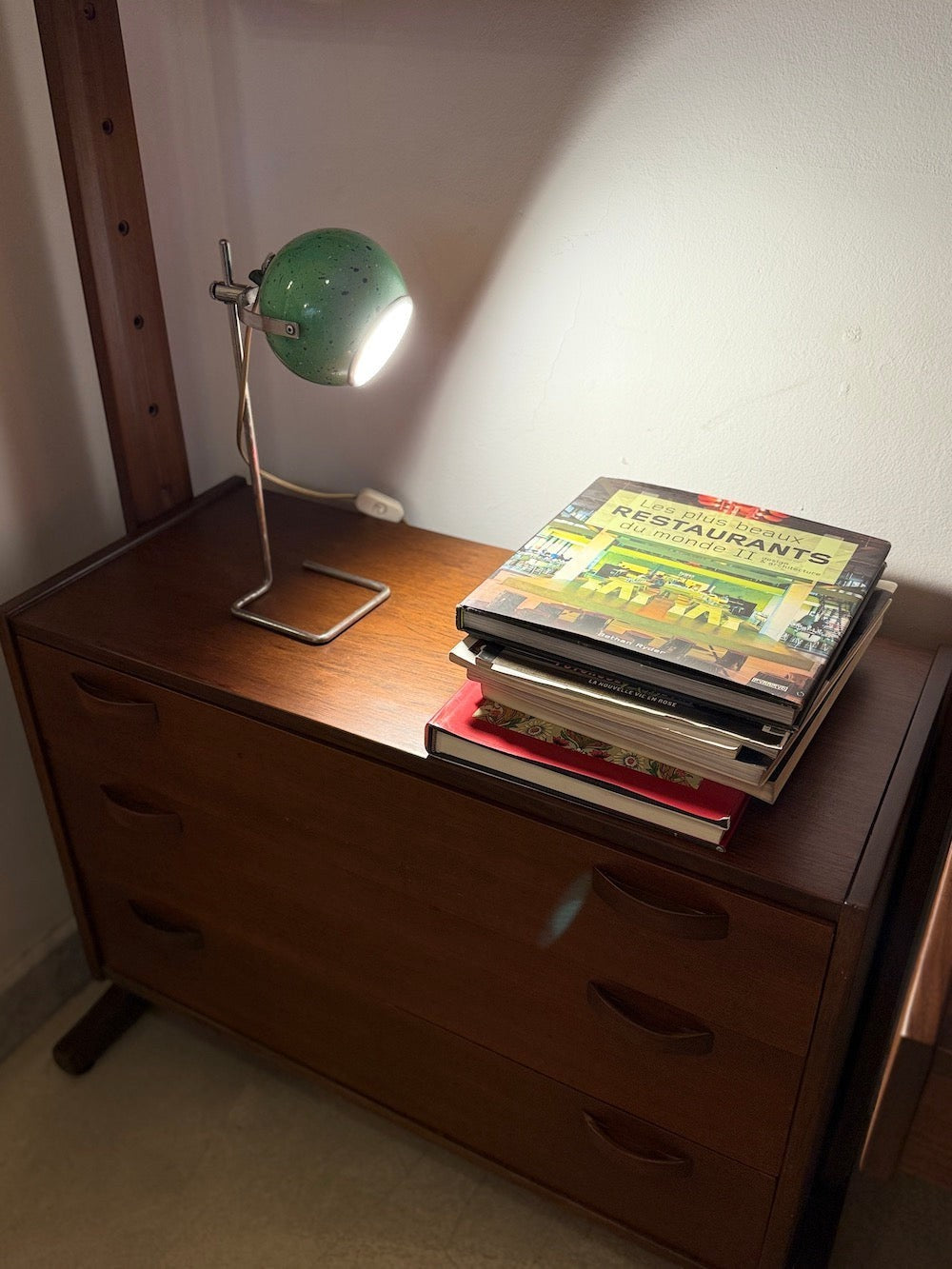 Lampe de bureau vintage italienne Spirit Gallery, abat-jour sphérique vert moucheté réglable, base chromée, style Space Age des années 1970.