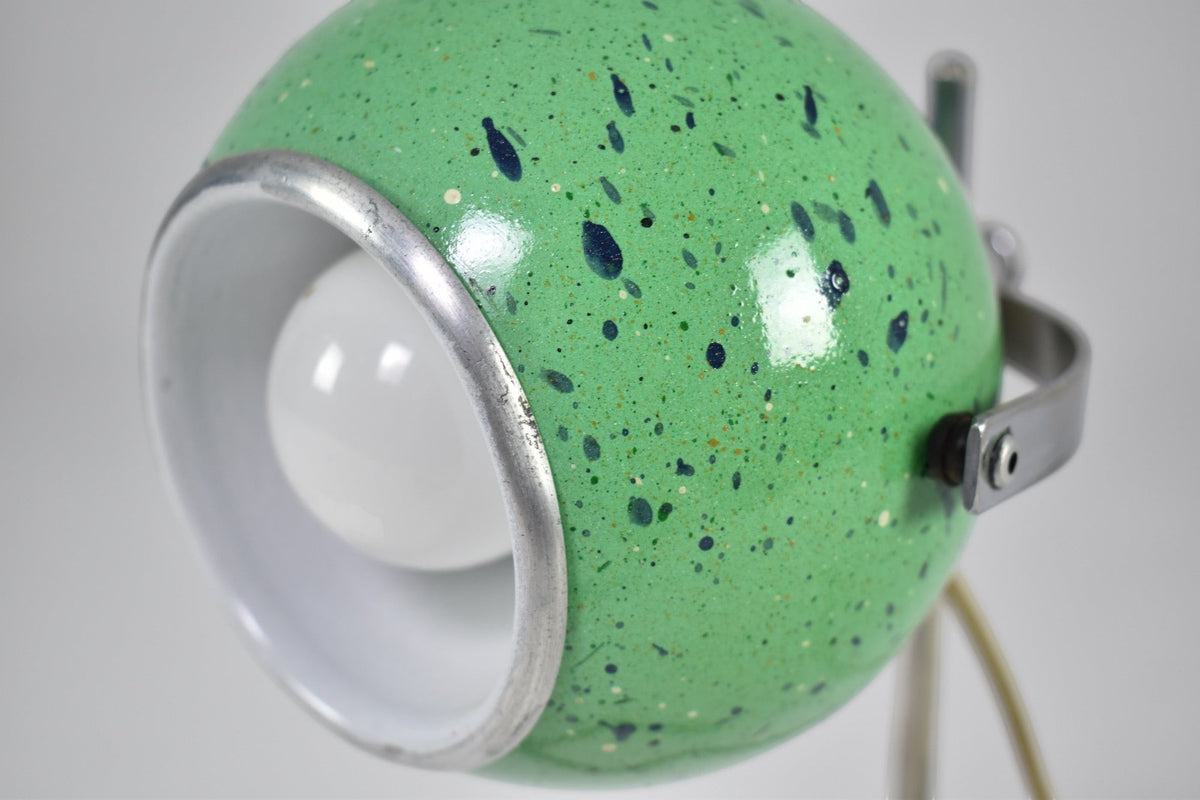 Lampe de bureau vintage italienne Spirit Gallery, abat-jour sphérique vert pomme émaillé moucheté de bleu et de blanc, base chromée, style Space Age.