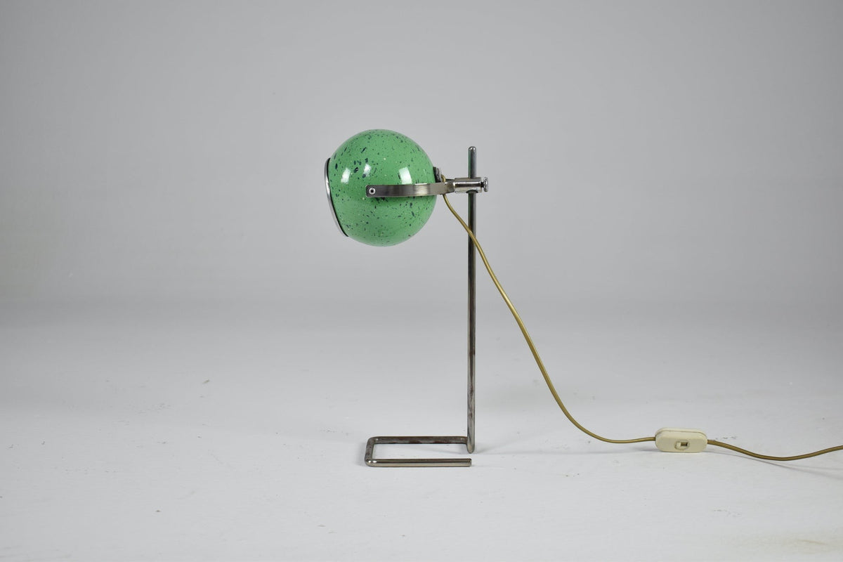 Lampe de bureau vintage italienne Spirit Gallery, abat-jour sphérique vert pomme moucheté, pied en acier chromé, style Space Age des années 1970.