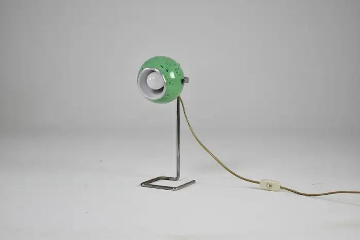 Lampe de bureau vintage italienne Space Age vert pomme moucheté, abat-jour sphérique réglable, pied chromé, interrupteur en ligne.