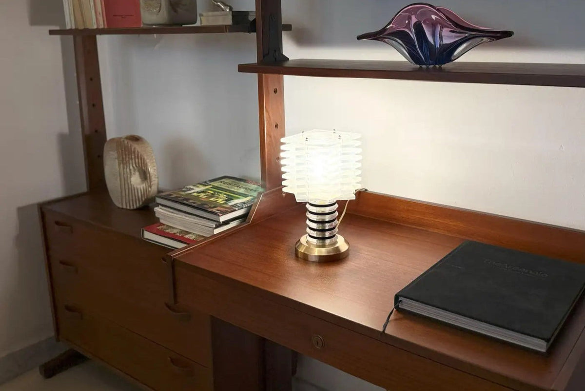 Lampe de table moderniste italienne Spirit Gallery en Lucite et laiton poli, abat-jour architectural en lames de Lucite empilées, base en laiton, c. 1968-1975.