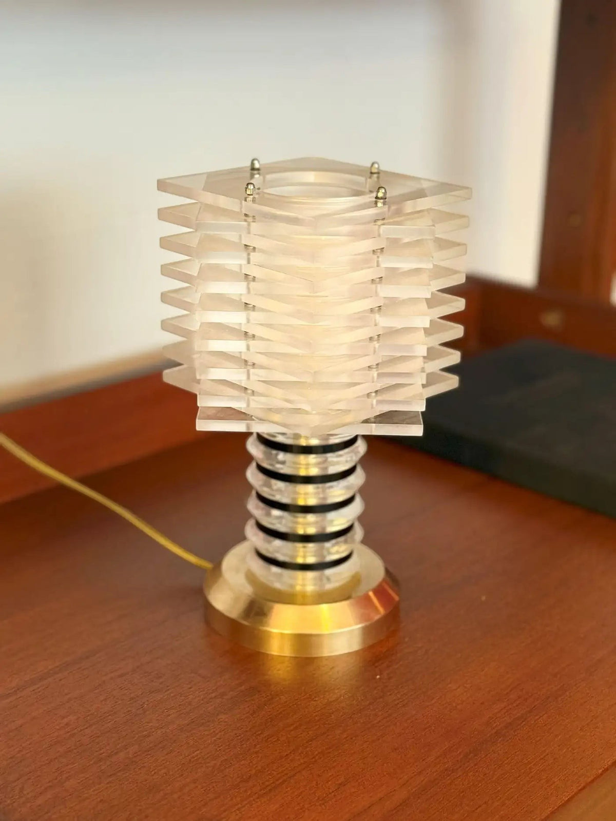 Spirit Gallery lampe de table moderniste italienne vintage en Lucite et laiton poli, abat-jour architectural en lames de Lucite superposées, 1968-1975.